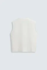 Musculosa blanca con efecto lavado, cuello redondo y sisa ancha. Estampado frontal con la leyenda "L.A. Legend Trailblazer" y un águila.