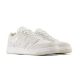 Championes urbanos New Balance modelo BB 480, color negro y blanco, con logo "N" característico en los laterales.