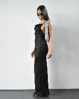 Vestido largo negro de satén con breteles finos, escote drapeado y abertura lateral en la pierna.