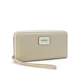 Billetera larga negra con cierre perimetral y placa metálica con logo. Posee múltiples compartimentos internos para tarjetas y documentos, además de un bolsillo con cierre interior. Incluye correa de mano desmontable.