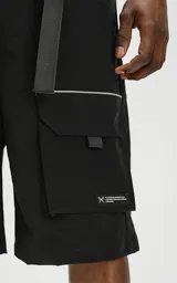 Bermuda negra de nylon y spandex, con calce relax-fit, cintura elástica con cordón de ajuste, bolsillos delanteros con fuelle y tejido Water Repellent.