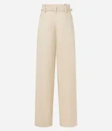 Pantalón pantalona color beige confeccionado en viscolino con viscosa certificada, con cintura con trabillas, cierre tradicional, cinturón de cuerda encapado con hebilla contrastante de adornos, esferas en las puntas y pliegues.