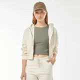 Buzo color beige de corte cropped, con capucha y cierre frontal.