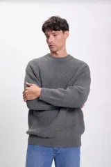 Sweater gris de punto con cuello redondo y mangas largas.
