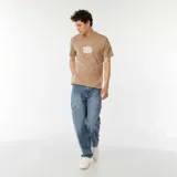 Remera color beige con estampado frontal de la frase "Wave Rush".