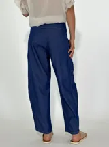 Pantalón de denim azul oscuro, de corte palazzo, con tiro alto y bolsillos laterales.