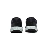 Championes Nike Revolution 6 Next Nature, color negro con logo azul y suela blanca.