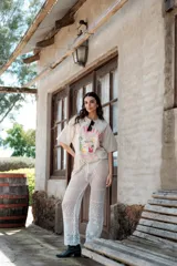 Remeron beige con estampa de cócteles y texto en color rosa.