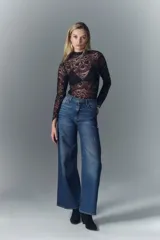 Pantalón jean de corte oxford confeccionado en denim confort con elastano, tiro alto, lavado azul con desgaste localizado y bigotes.
