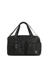 Bolso tipo duffel o deportivo color negro, con múltiples bolsillos frontales con cierre y solapa con hebilla ajustable. Cuenta con asas de mano y correa ajustable para llevar al hombro.