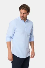 Camisa celeste de lino con cuello mao, medio abotonada, de manga larga y corte slim.