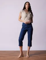 Pantalón capri de algodón denim azul, marca Ruby Rd. con pretina ancha elastizada, bolsillos simulados delanteros y bolsillos aplicados traseros.