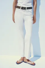 Pantalón de jean gris de tiro alto, corte mom fit, con cinco bolsillos y cierre frontal con cremallera y botón metálico.