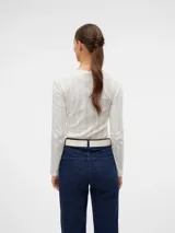 Camiseta de manga larga color blanco, con cuello redondo y corte regular.