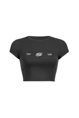 Remera corta negra con cuello redondo y estampado frontal con el logo de la marca Pulau y otros diseños gráficos en blanco.