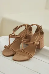 Sandalias negras de cuero con tiras finas con nudos en el empeine y pulsera con hebilla en el tobillo. Tacón bloque de 7cm.
