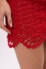 Minifalda tejida a crochet color rojo con cordón de ajuste rosa en la cintura.
