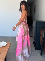 Vestido largo de tela fluida, color verde esmeralda con estampado abstracto en tonos turquesa y detalles dorados. Diseño asimétrico con un solo tirante tejido en el hombro.