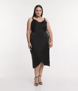 Vestido midi de tela satinada color negro, con escote drapeado, breteles medianos, cintura ajustada y pollera cruzada.