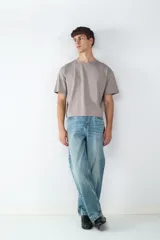 Camiseta color gris topo, estilo boxy, de manga corta y cuello redondo.