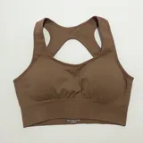 Top deportivo gris con breteles anchos y espalda deportiva.
