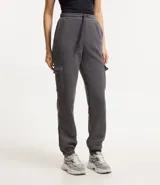 Pantalón jogger gris con bolsillos cargo laterales, cintura elastizada con cordón ajustable y puños ajustados.