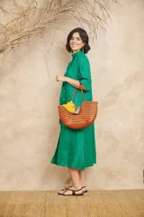 Vestido túnica color beige de lino, corte recto y mangas cortas.