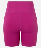 Conjunto deportivo de dos piezas, color fucsia vibrante, compuesto por un top deportivo de escote redondo y una bermuda ciclista de tiro alto.