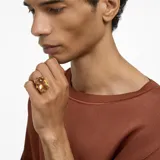 Anillo de cóctel con cristal alargado en tono verde en talla Cushion, engastado en garra y montura bañada en oro.