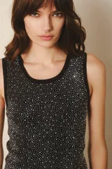 Musculosa negra con cuello halter y apliques de strass plateados.