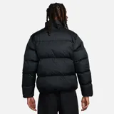 Campera puffer Nike Club negra con relleno, cierre frontal, cuello alto y logo bordado en el pecho.