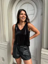 Musculosa negra de seda brillante con escote en V y breteles finos.