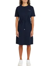 Vestido azul marino de algodón orgánico, corte recto, largo a la rodilla, cuello redondo, mangas cortas y cintura ajustable con cordón. Logo de Tommy Hilfiger bordado en el pecho y en la manga.