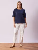Blusa azul de algodón marca Erika, de manga corta amplia y cuello redondo. Presenta aberturas laterales con botones.
