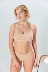 Colaless color piel, de corte clásico y tiro bajo.