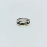 Anillo ancho en plata 925 con detalles en oro y una hilera de circonias.