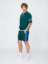 Short deportivo de hombre color azul marino, con cintura elástica con cordón ajustable, bolsillos laterales y logo Gap bordado en blanco en la pierna izquierda.