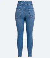 Pantalón cigarrete de jeans azul con cintura alta, pliegues y bolsillos.