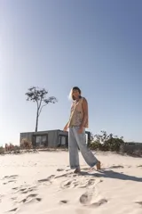 Chaleco bordado a mano con flores y mostacillas al estilo hindú, de corte amplio.