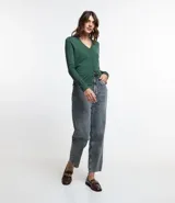 Cardigan blanco de viscosa con cuello en V, cierre frontal de botones y mangas largas.