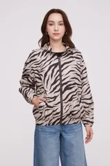 Campera con capucha y estampado de leopardo en tonos rojos y blanco, de manga larga y corte relajado.