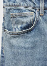 Pantalón de jean celeste de corte wide leg, tiro bajo y cinco bolsillos.
