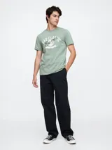 Remera verde con logo de Gap estampado en el pecho.