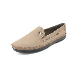 Mocasín marrón de cuero con elástico en los laterales y suela de goma.