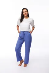 Pantalón de vestir azul con corte recto, cintura alta con lazo ajustable y bolsillos laterales.