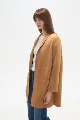 Tapado largo color camel, de manga larga y corte holgado, con solapa tipo chal y bolsillos frontales.