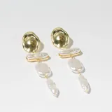 Aros colgantes con base dorada y dijes de perlas irregulares.