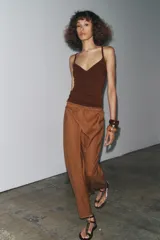 Falda midi color marrón confeccionada en lino 100%. Tiene tiro medio, cintura elástica ajustable con cordones y bajo evasé.