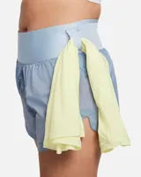 Short de running Nike Trail, color celeste con estampado abstracto en azul y gris. Cuenta con tecnología repelente al agua, cintura elástica con cordón ajustable, tres bolsillos internos y un bolsillo con cierre en el muslo derecho.