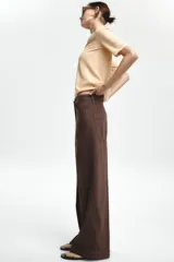 Pantalón de jean marrón de tiro alto, corte wide leg y relaxed fit.